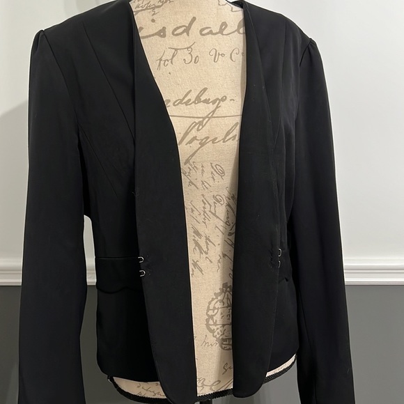 Elle Blazer 16 Black Long Sleeve design on the back with hook buttons - Picture 4 of 7